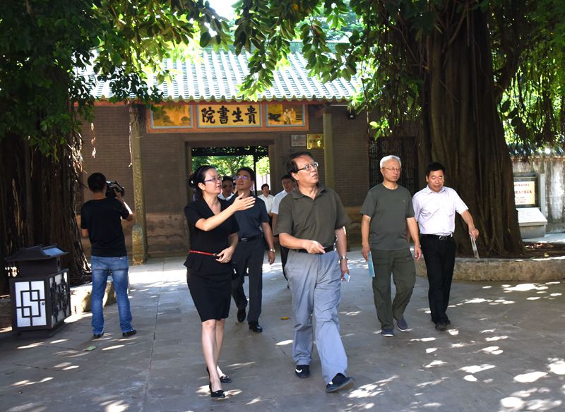 专家组参观贵生书院。徐大荣摄.JPG