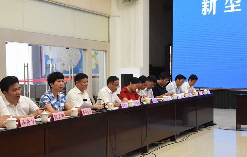 徐闻县领导出席会议。徐大荣摄.JPG
