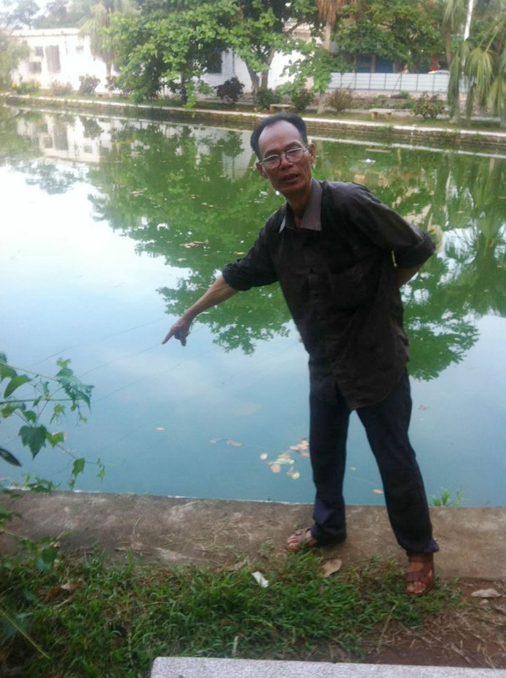 曹林玉向记者介绍了救人现场情况。.jpg