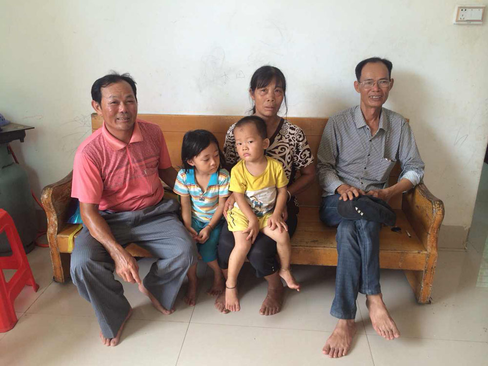 第二天，曹越奇的爷爷、奶奶带着俩孙子向恩公曹林玉表示感谢。.jpg