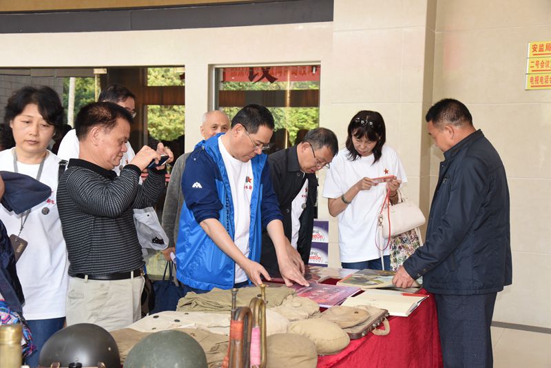 图六;40军后人参观文物展示.jpg