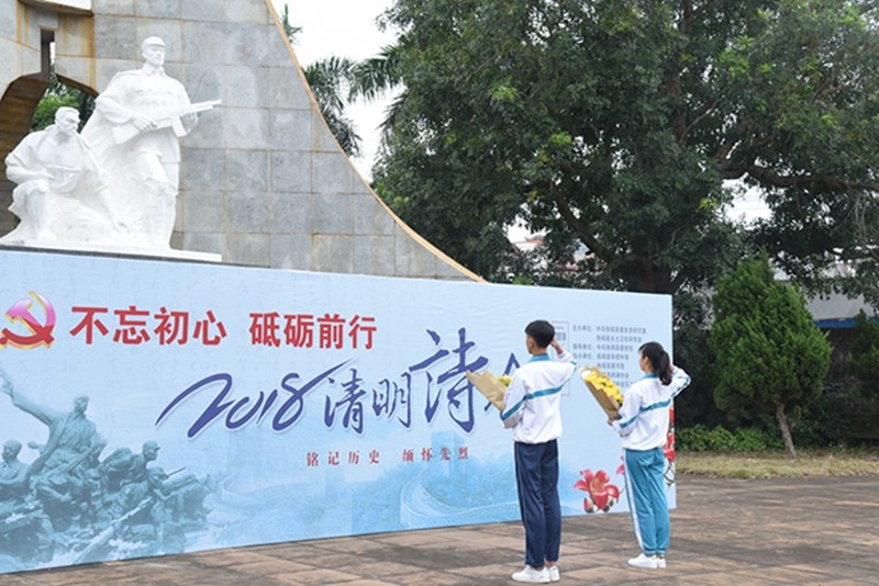 图七：学生代表向烈士敬献了花朵.jpg