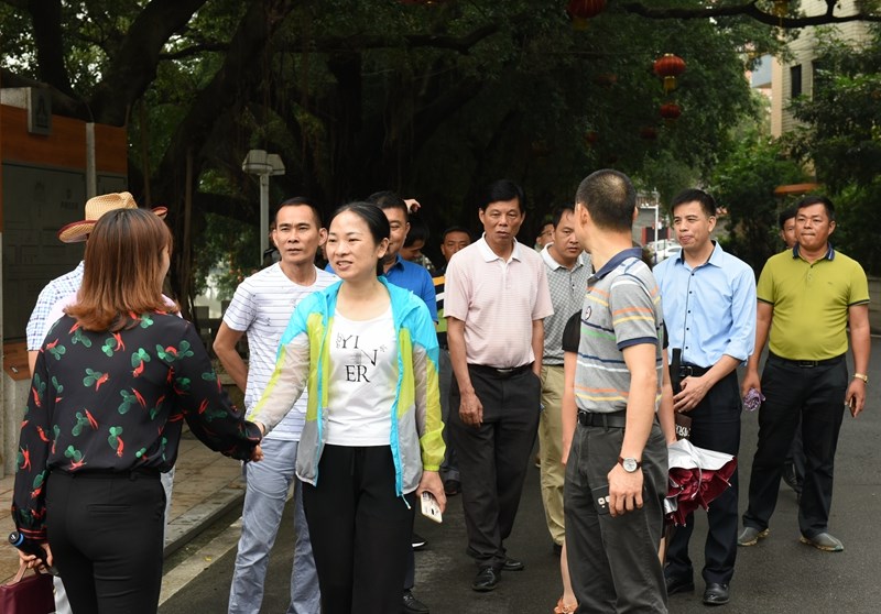 图四：与当地干部交流.jpg