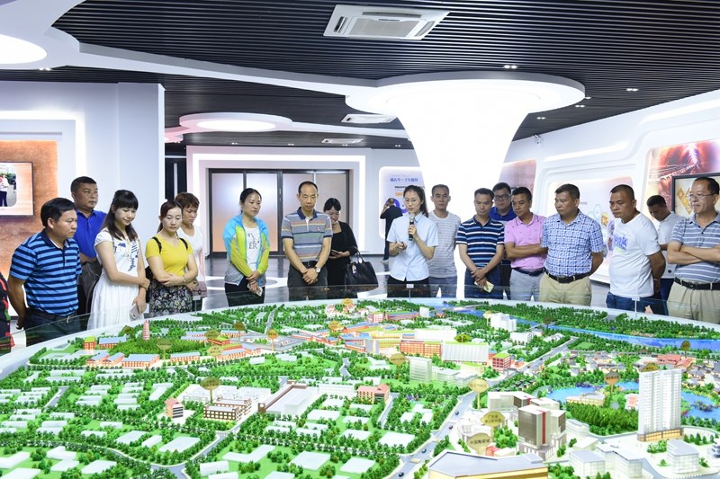 图三：听取打造“中国陶谷”项目情况介绍.jpg