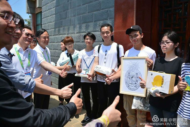 图七：领导嘉宾为文创作品点赞。张再漾摄.jpg