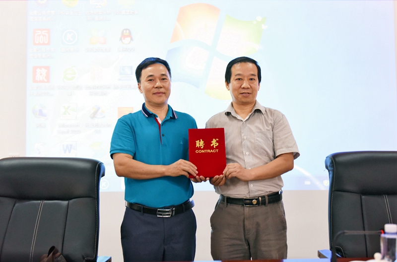 图二：徐闻开放大学校长李明刚给张德明教授颁发聘书.jpg