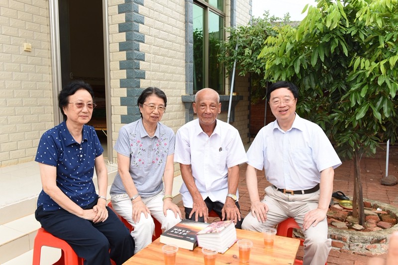 图五：邓华儿女看望解放海南老战士邓春鸿（右二）.jpg