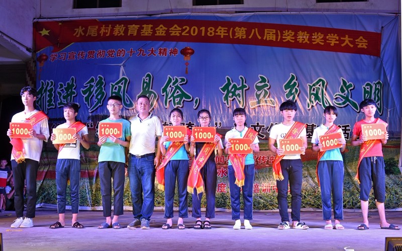 图三：表彰考上重点中学的学生.jpg