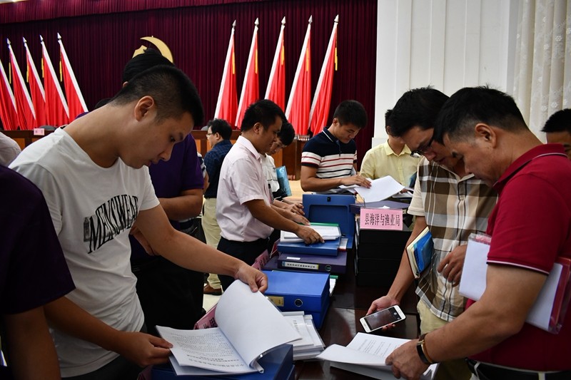 图三：参会人员现场观摩，互相学习，互相交流.jpg