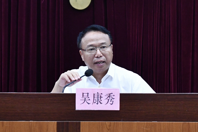 图二：徐闻县委副书记、县长吴康秀作讲话.jpg