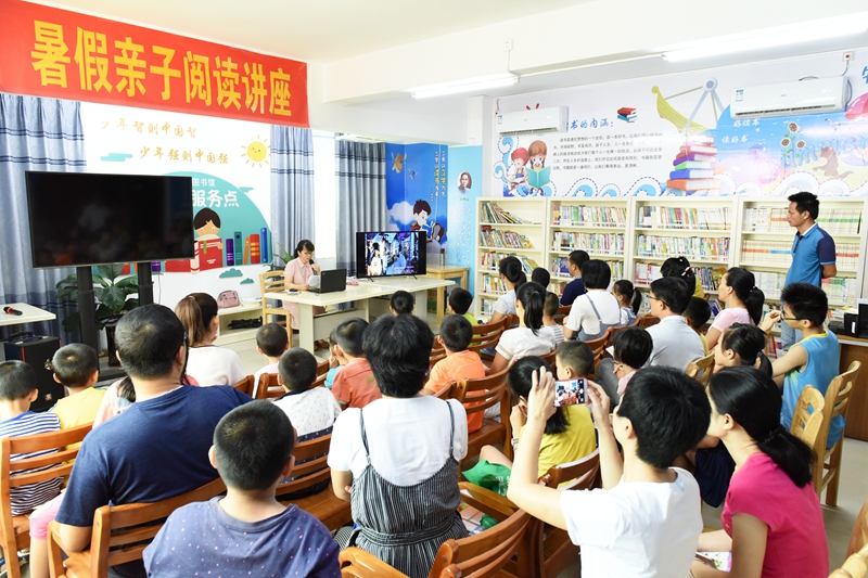 图一：讲座现场.jpg