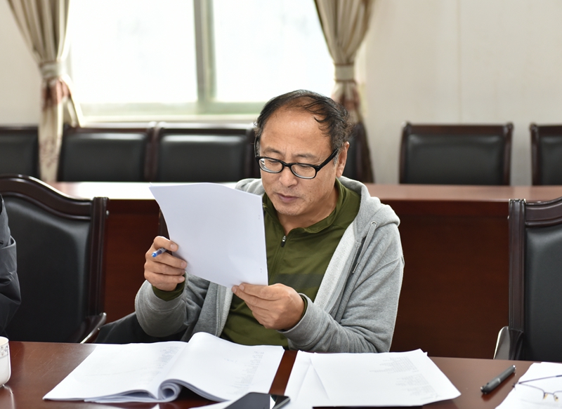 阿西认真改稿.jpg