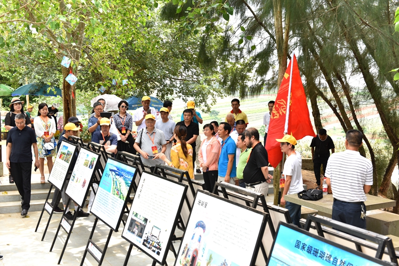 听取徐闻相关情况介绍.jpg