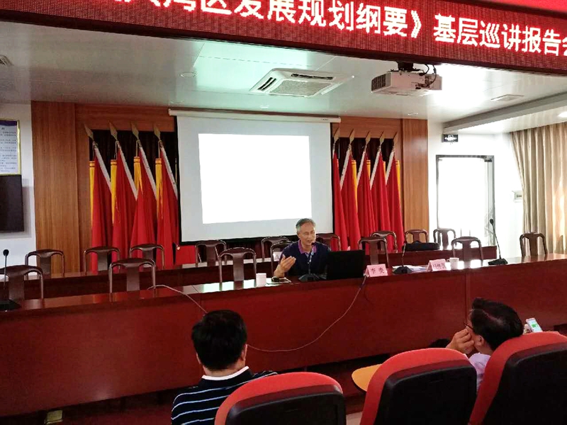 图三：市哲学政治经济学会会长廖东做宣讲.jpg