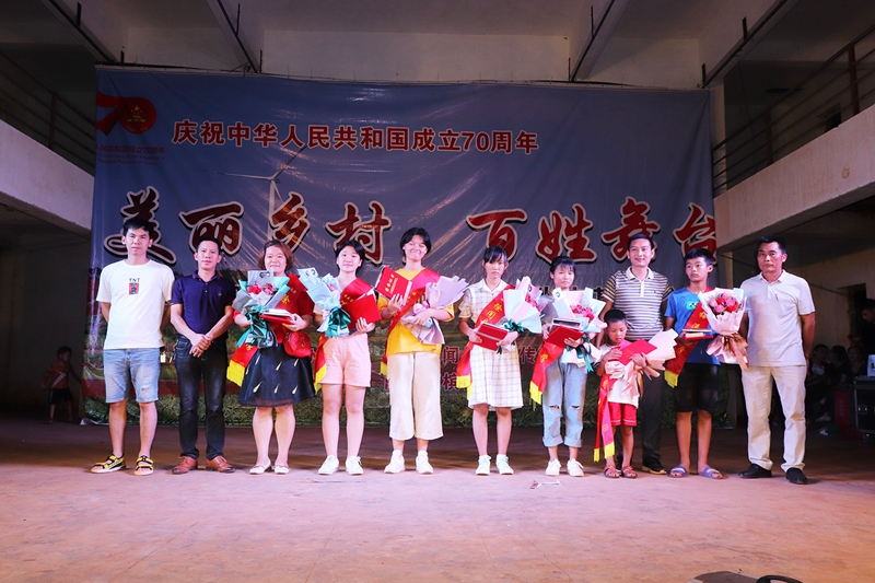 2表彰优秀学子.jpg