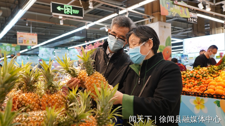 兰州超市里，顾客在挑选徐闻菠萝。（摄影：林启慧）