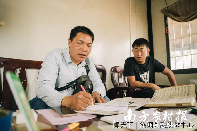 吴保年大大小小的笔记本上，记满了果农与果商的供需信息。