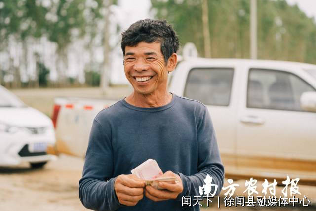 拉来的果子换了钱，对着镜头果农乐开了花。