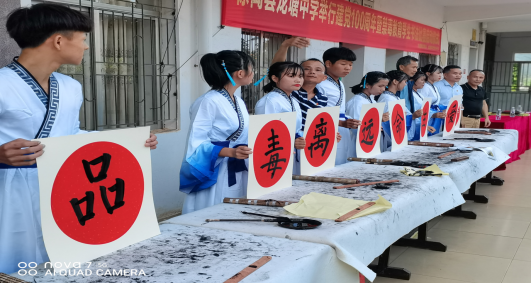 学生八人现场挥毫禁毒教育标语.png