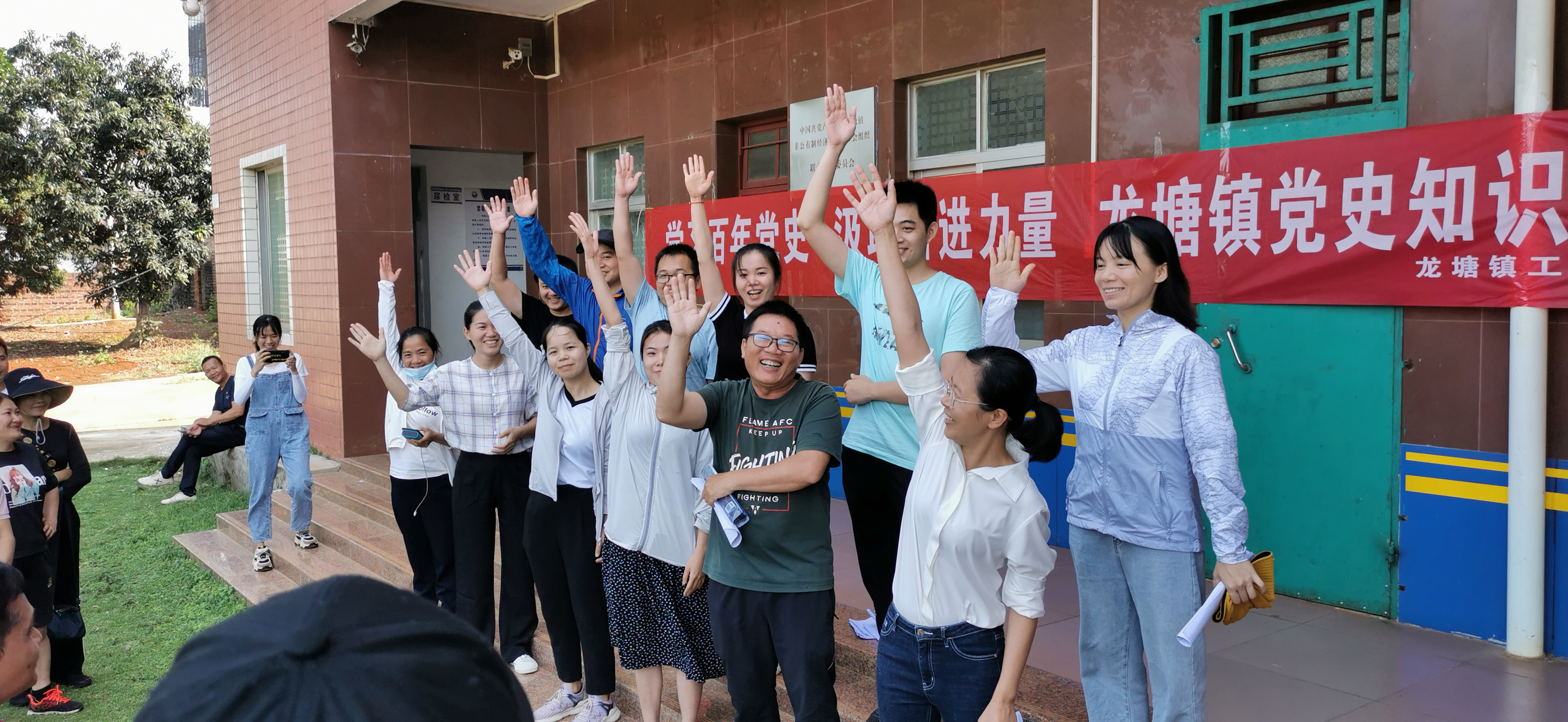 党史知识竞答选手踊跃抢答。.png