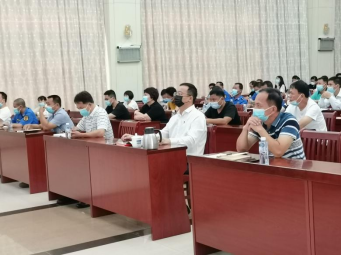 局领导带头认真学习党课。