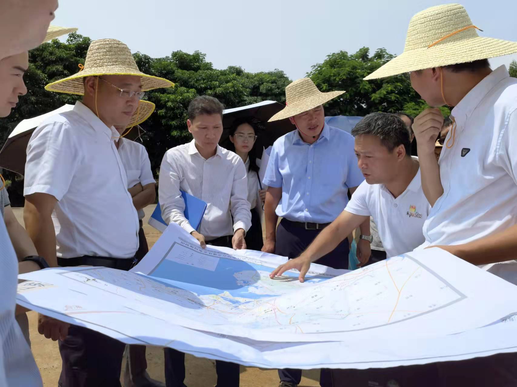 4.会议介绍了迈陈镇重点项目“打造国家冷链物流枢纽”前期工作情况.jpg