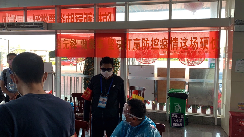 3陈国钏（右二）带头参加党员先锋模范站岗.jpg
