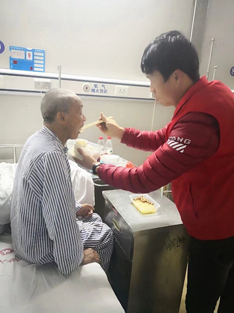 2019年，韦昌辉在医院给流浪老人喂饭.jpg