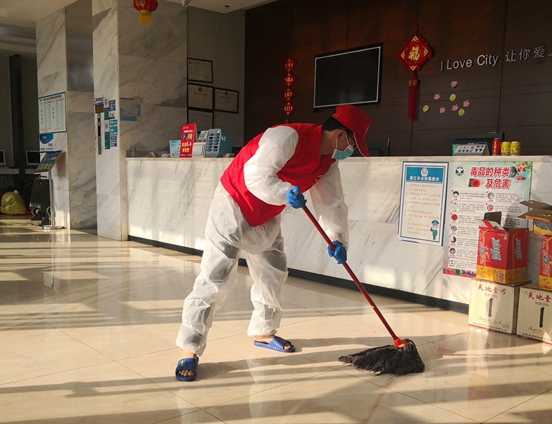 在华通酒店，韦昌辉每天都会按时拖地板和擦桌椅.jpg