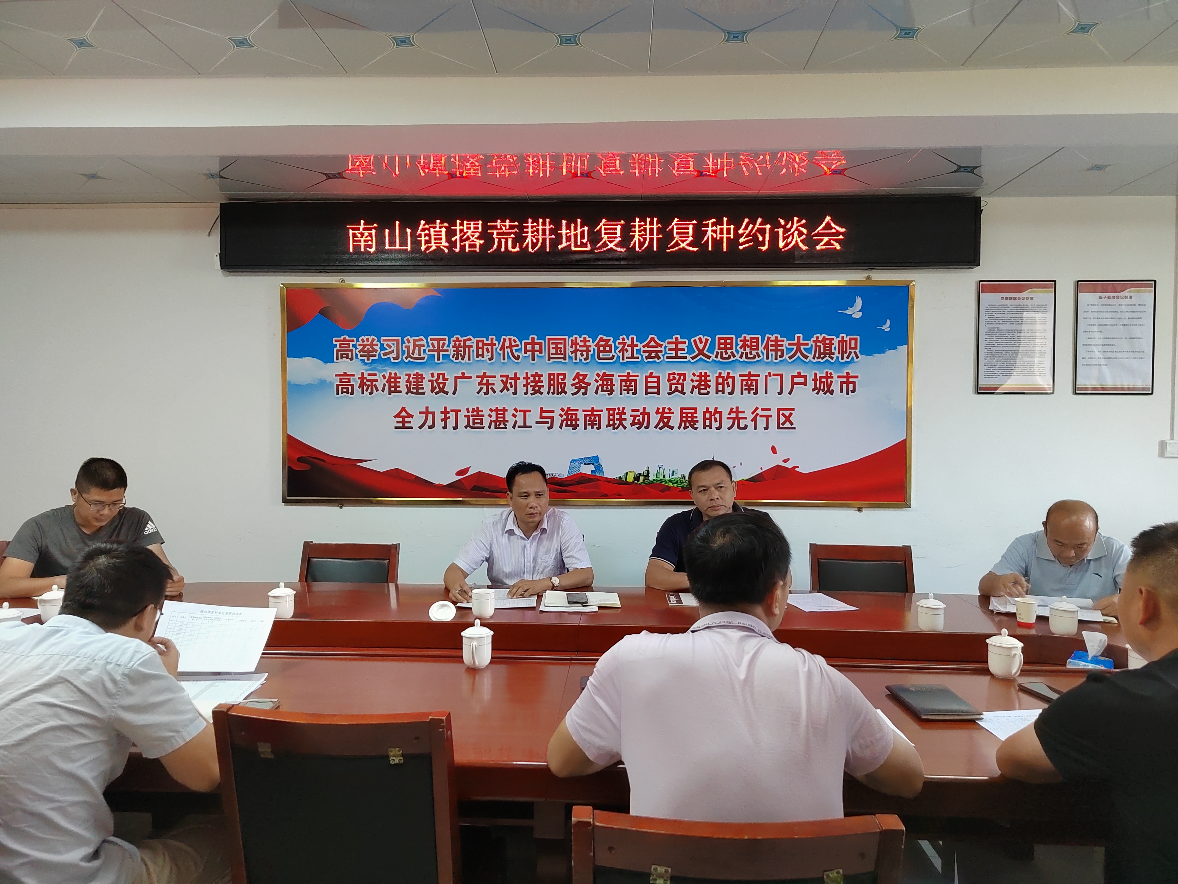 座谈会.jpg