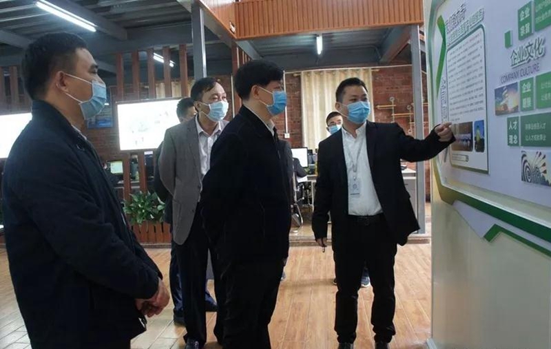 图一：徐闻县委书记李汉东深入农产品加工企业调研.jpg