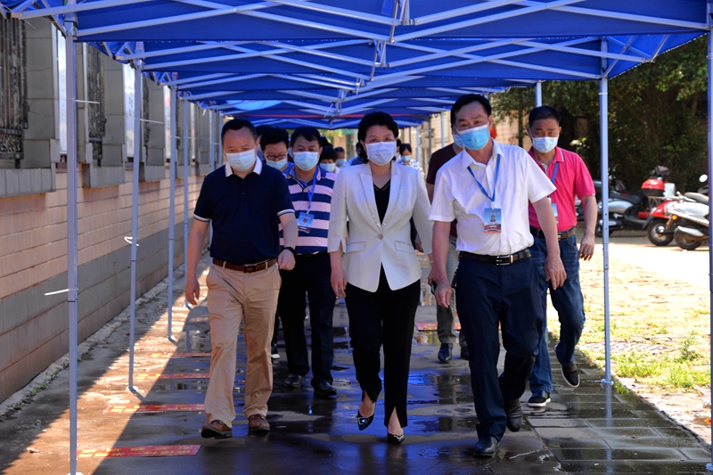 崔青一行在徐闻一中实地察看师生健康检测通道.JPG