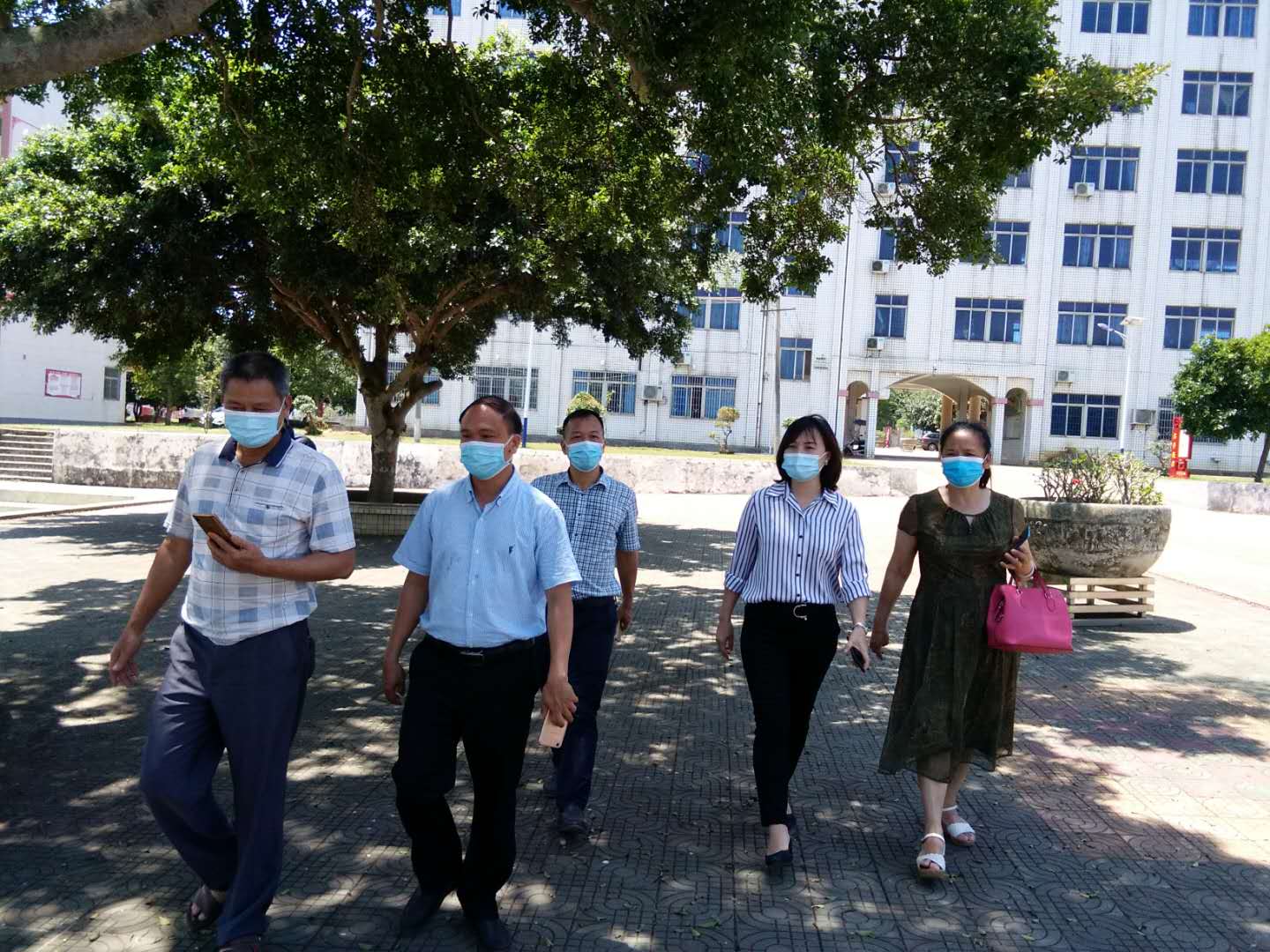 5月6日林镇长和文书记到华海中心学校.jpg