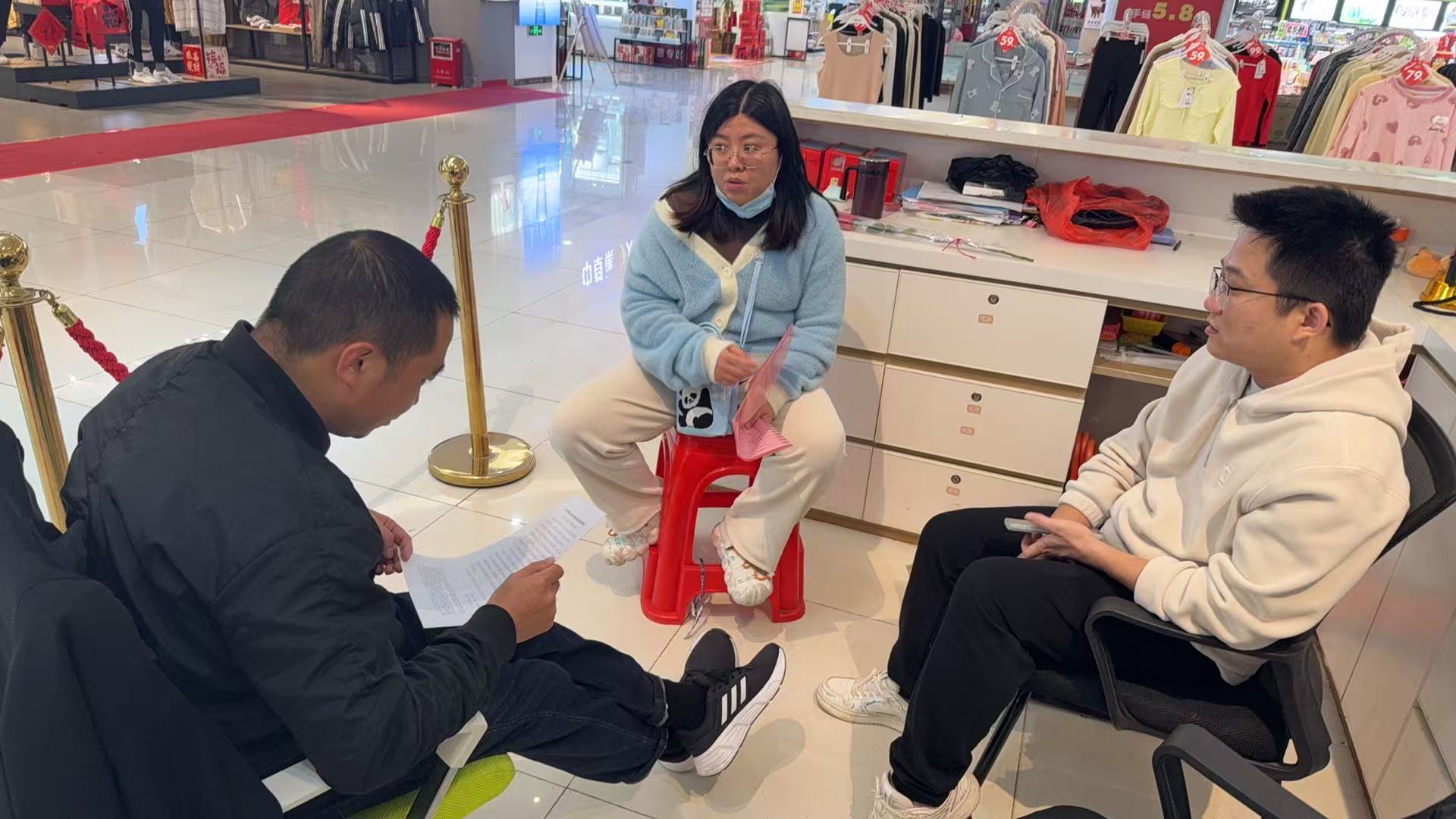 县科工贸局工作人员到“三合一”场所及经营性自建房开展安全生产检查工作暨诚信经营宣传工作1.jpg