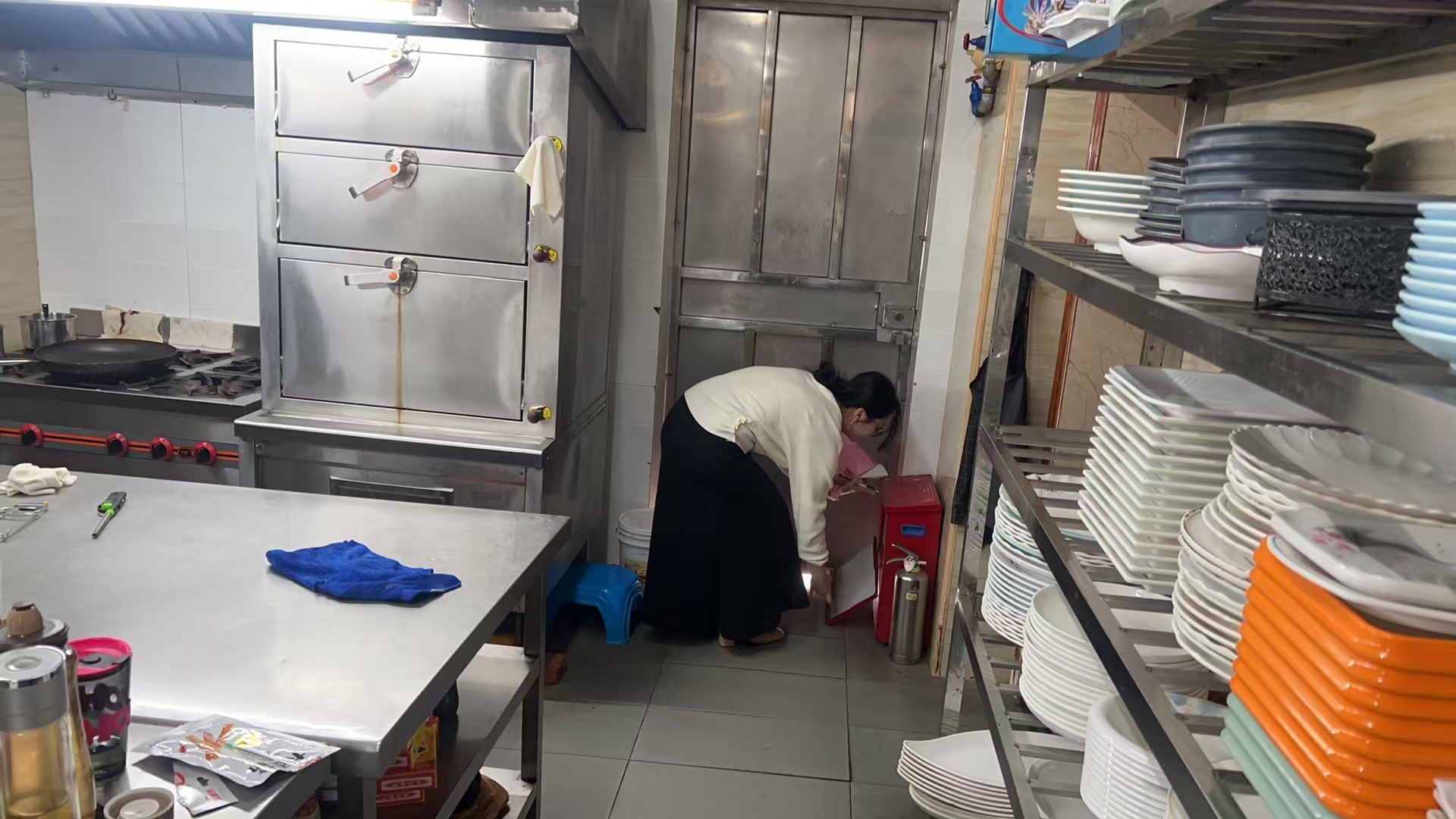 县科工贸局工作人员到“三合一”场所及经营性自建房开展安全生产检查工作暨诚信经营宣传工作2.jpg