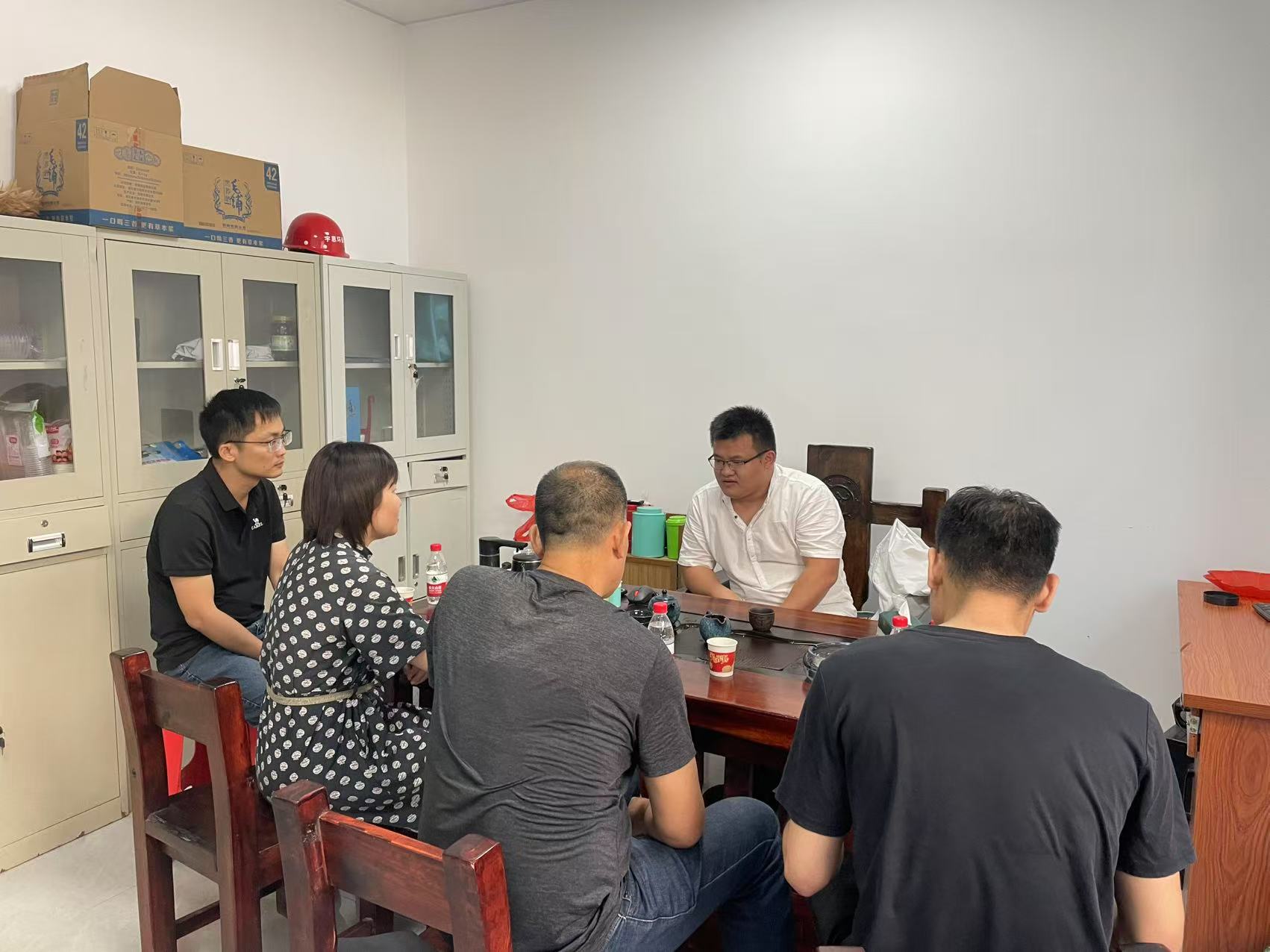 徐闻县科工贸和信息化局工作人员到企业和开展安全生产检查工作暨诚信经营宣传工作1.jpg