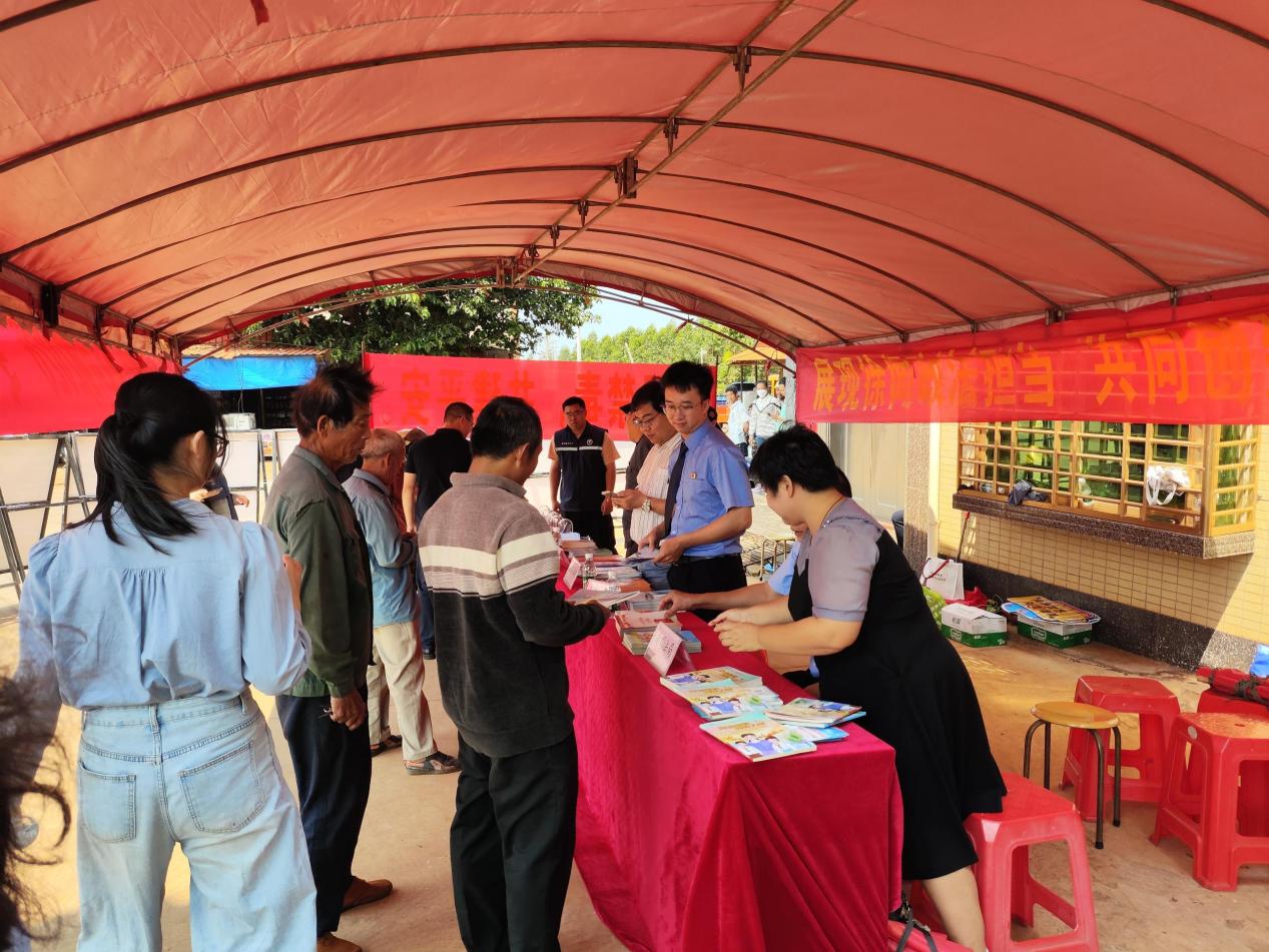 徐闻县委编办联合多部门开展宣传活动.jpg
