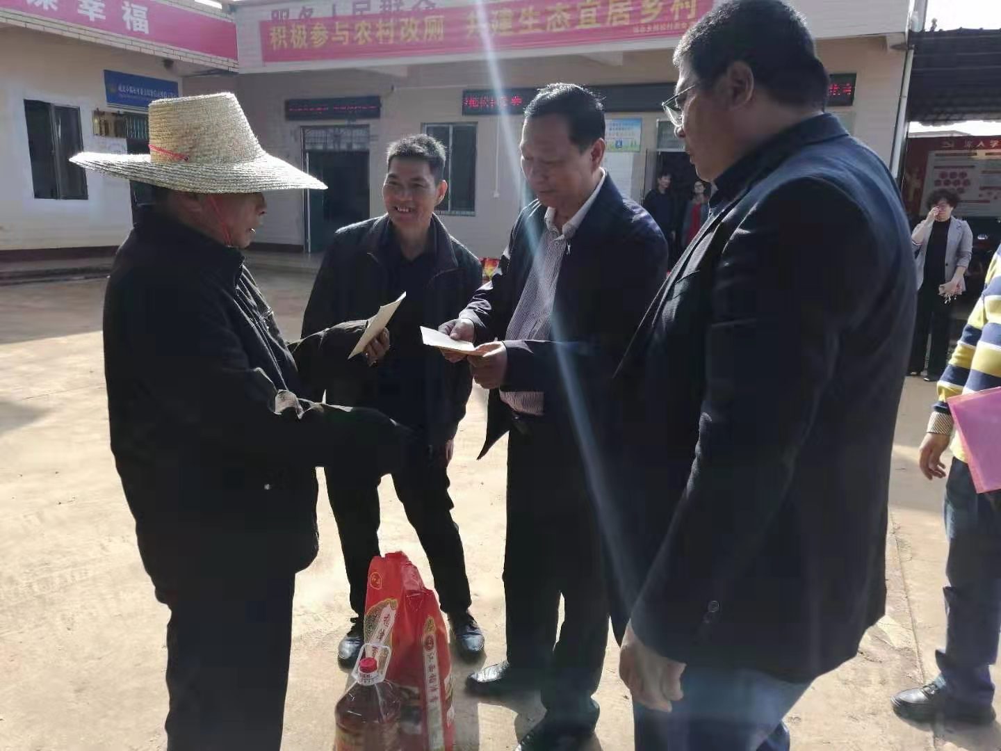 徐闻县梁锦副县长率队到城北乡开展春节慰问活动
