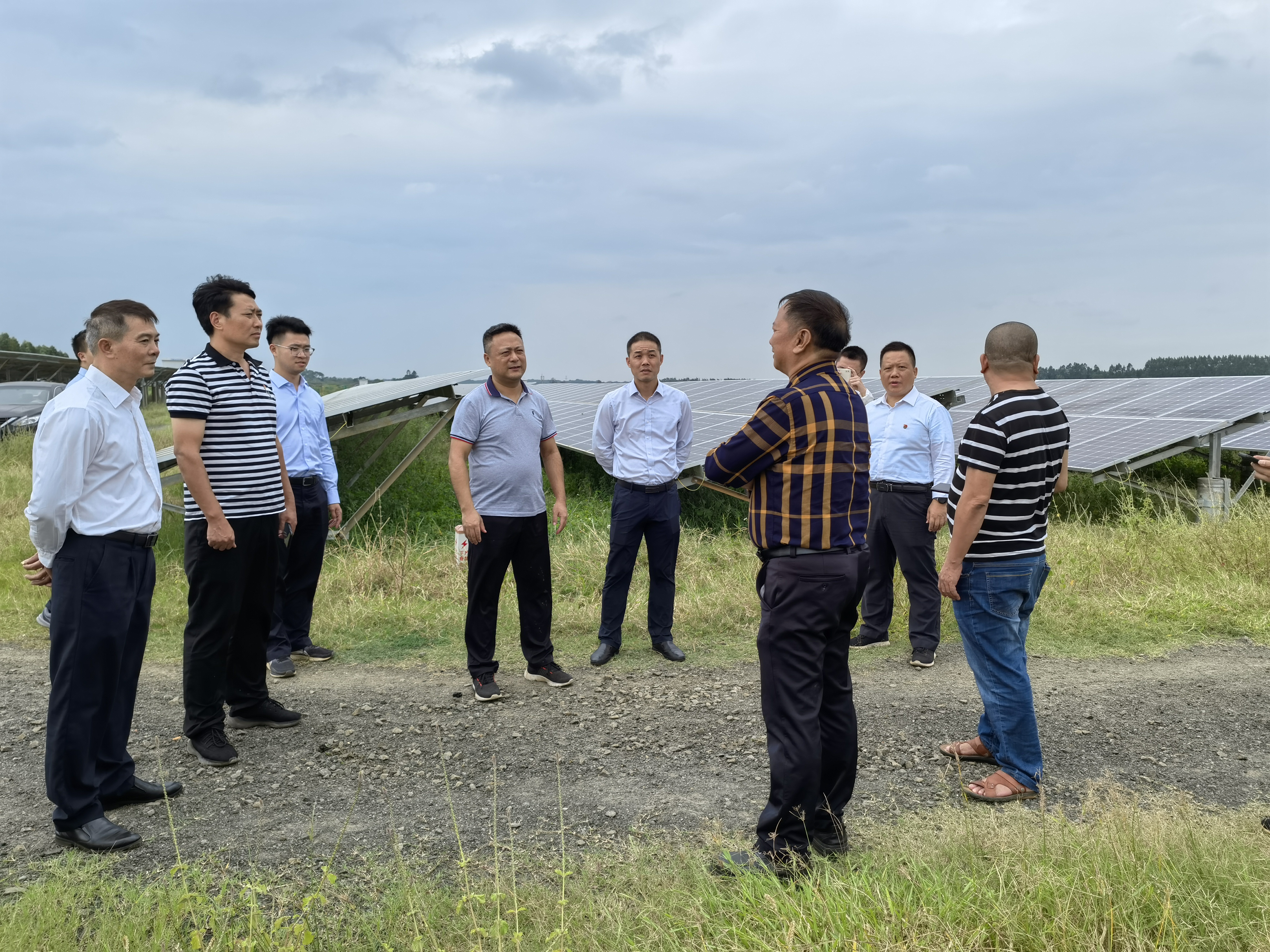 7.参观考察迈陈镇青桐村传统光伏发电项目运行情况.jpg