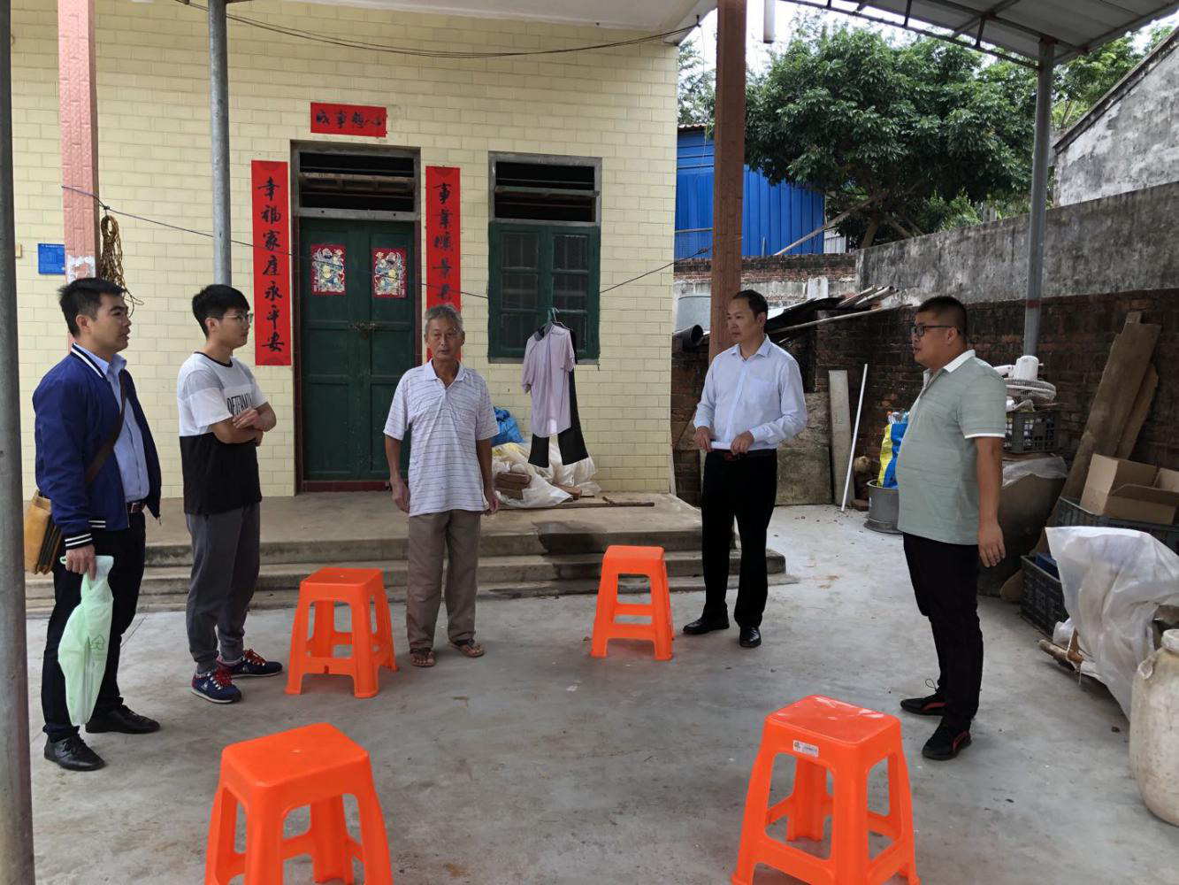 徐闻县政数局领导干部到前山镇孙田村开展人居环境